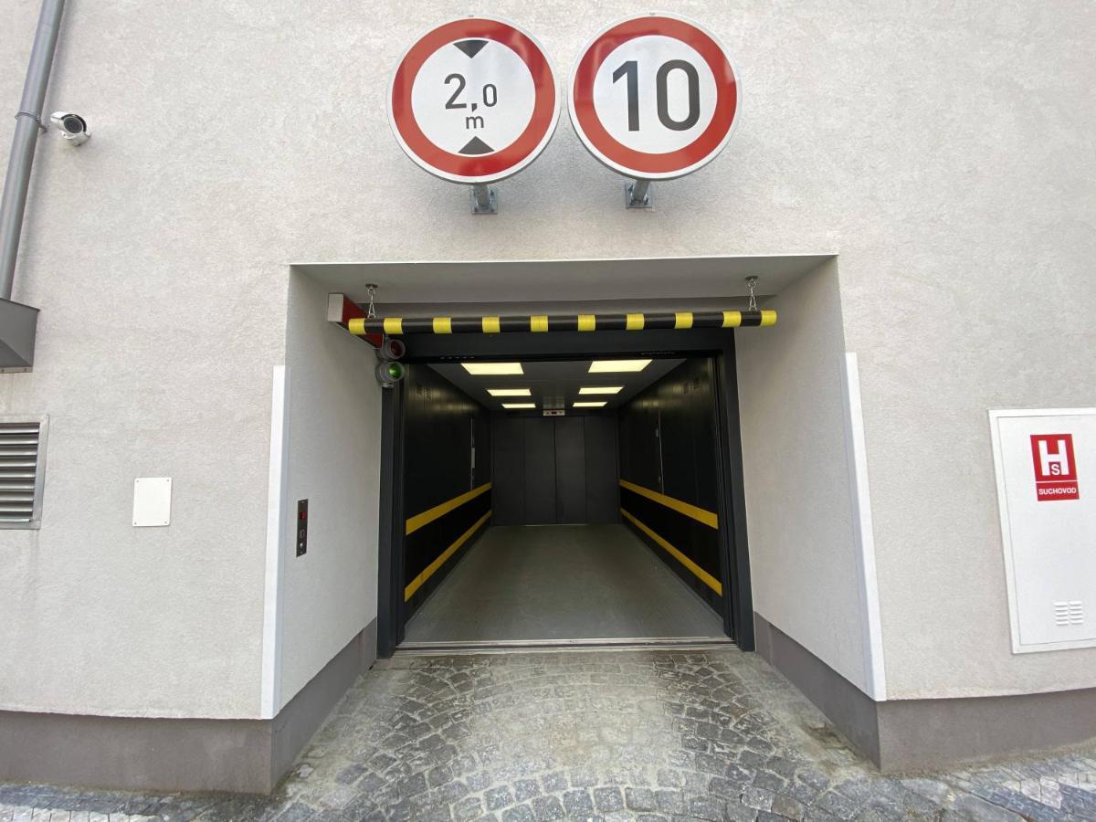 Seven Days Smichov Apartman Prága Kültér fotó