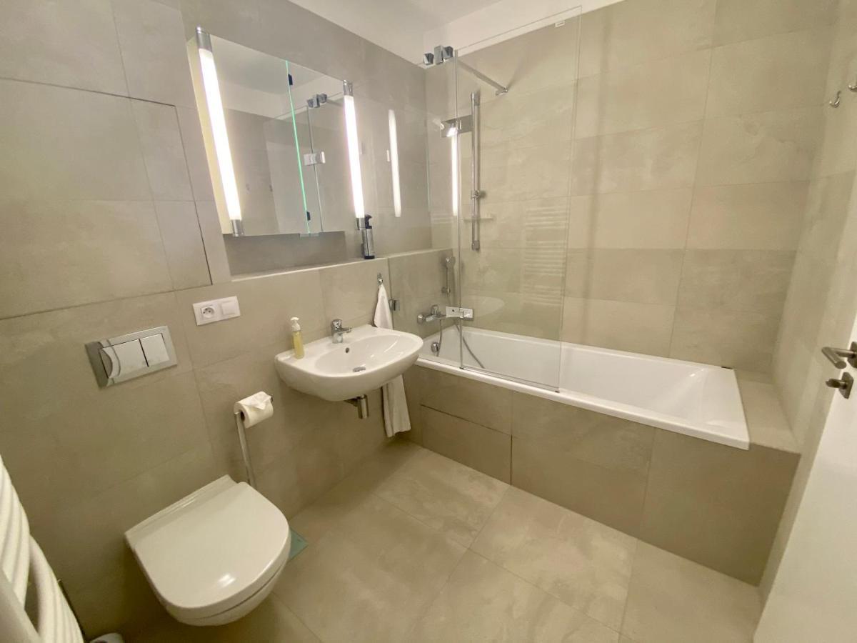 Seven Days Smichov Apartman Prága Kültér fotó